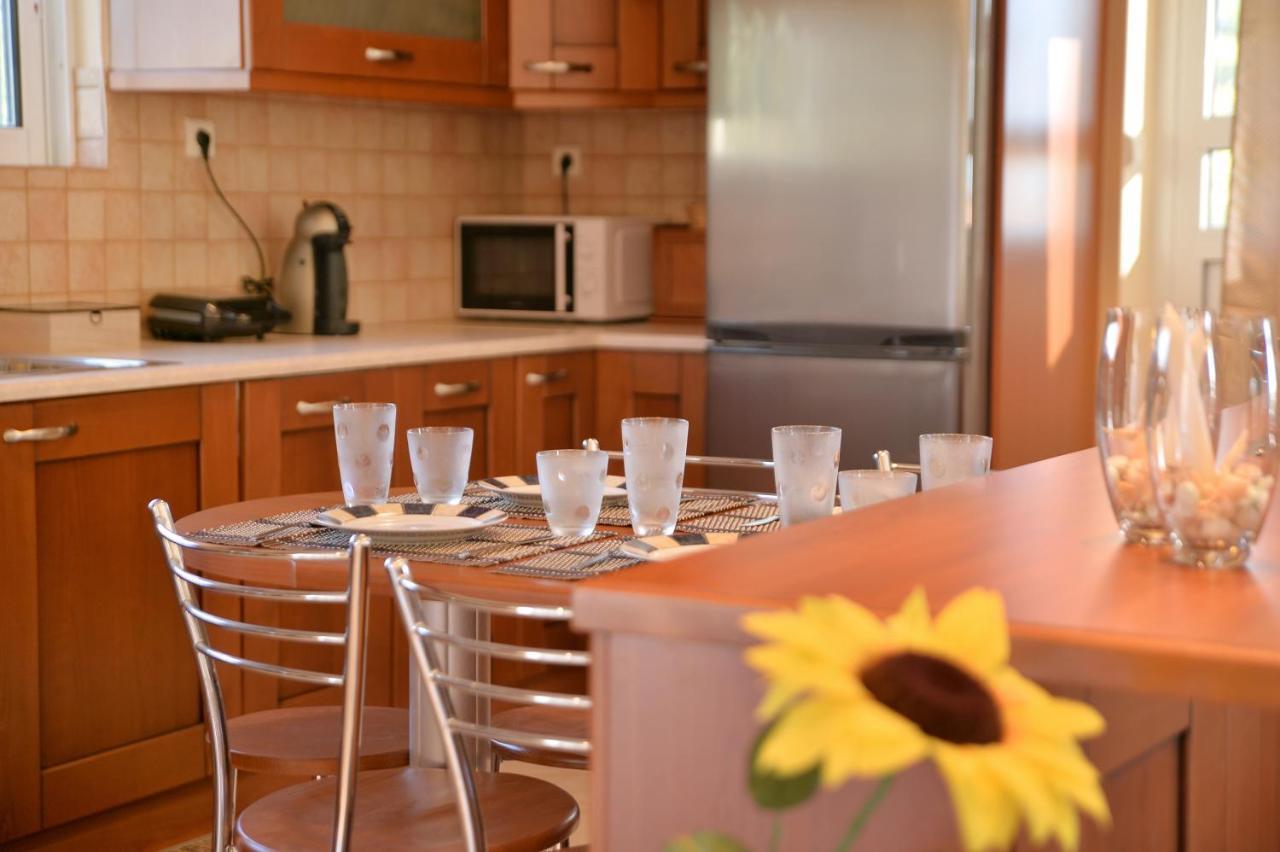 Domelia'S Luxury Apartments Near Airport & Beach Артемида Екстериор снимка