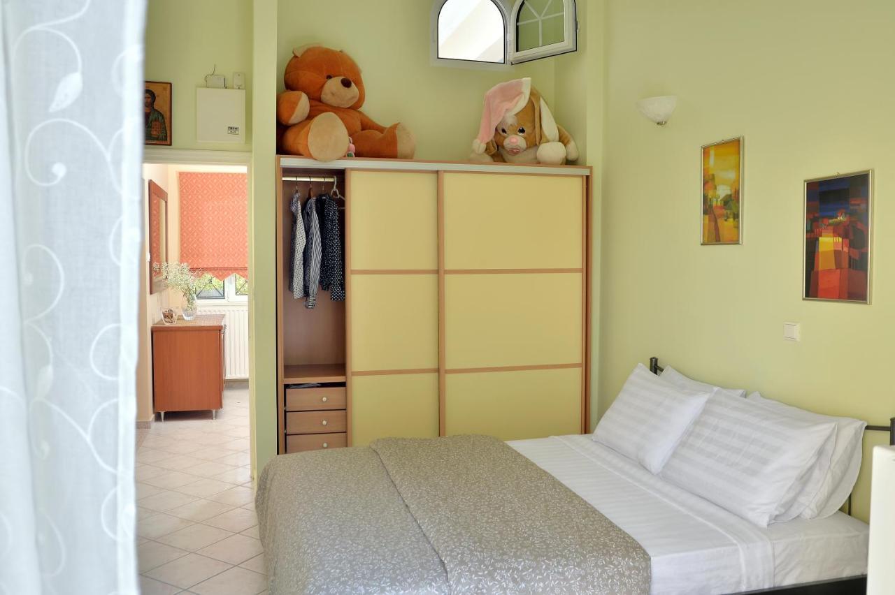 Domelia'S Luxury Apartments Near Airport & Beach Артемида Екстериор снимка