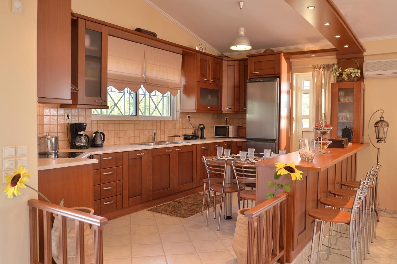Domelia'S Luxury Apartments Near Airport & Beach Артемида Екстериор снимка