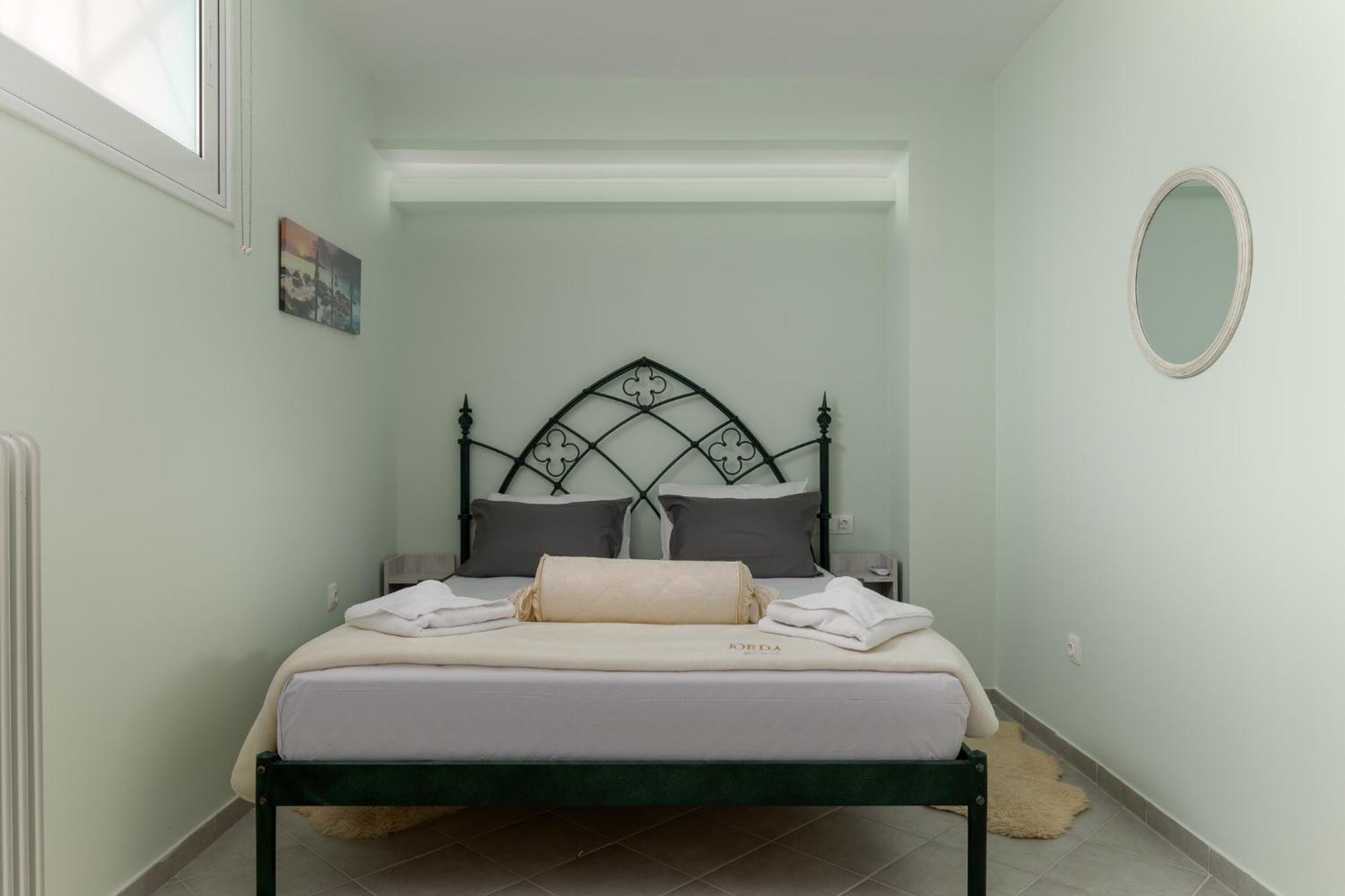Domelia'S Luxury Apartments Near Airport & Beach Артемида Екстериор снимка