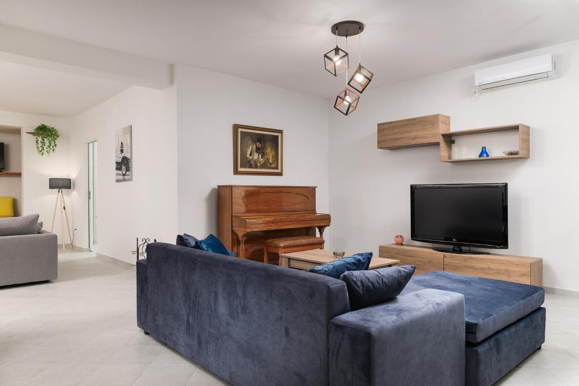 Domelia'S Luxury Apartments Near Airport & Beach Артемида Екстериор снимка