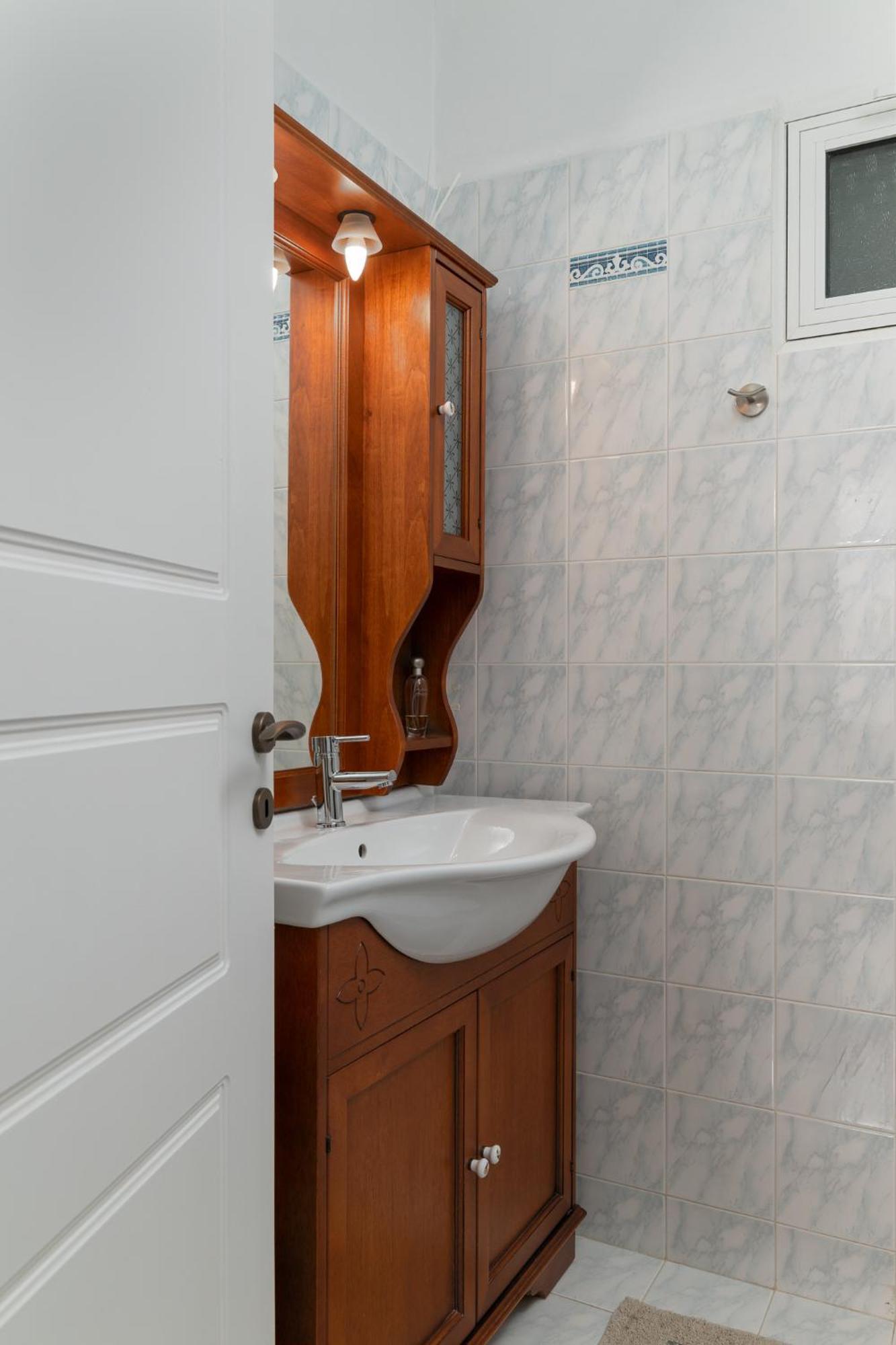 Domelia'S Luxury Apartments Near Airport & Beach Артемида Екстериор снимка